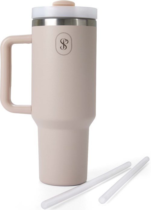 Ein beiger Reisetasse mit Griff, Deckel und zwei weißen wiederverwendbaren Strohhalmen.