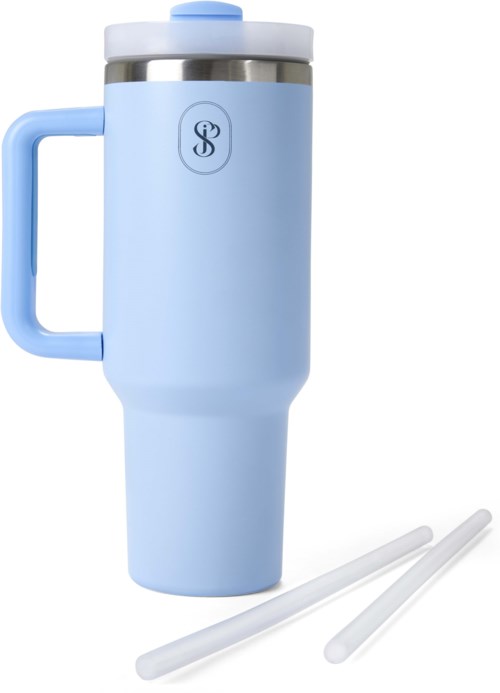 Ein hellblauer Reisetasse mit Griff, Silberring und zwei weiße Strohhalme vor.