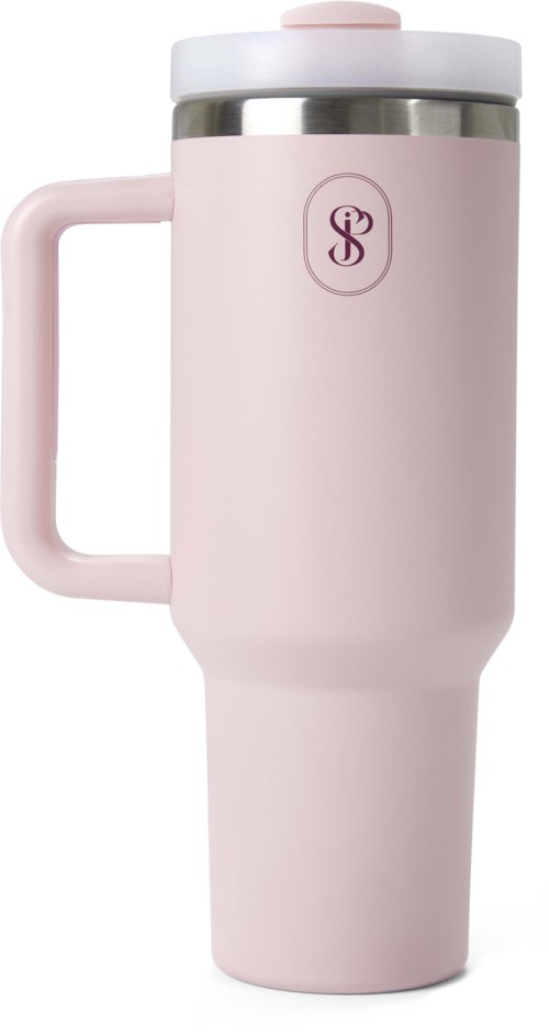 Eine pastellrosa Reise-Thermobecher mit Griff, silberner Borte am oberen Rand und rosa Deckel.