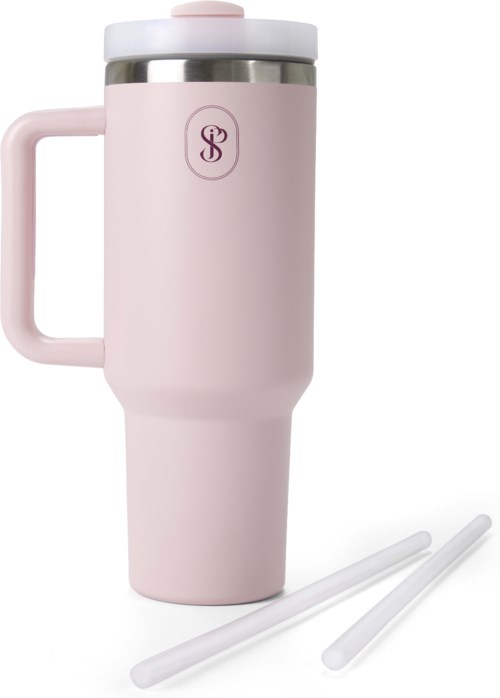 Ein rosa Reisebecher mit Griff, Deckel und zwei weiße Strohhalme.
