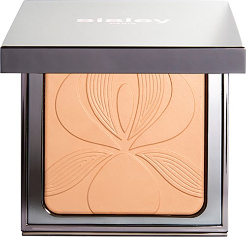 Een compact make-up poeder met een bloemachtig patroon op het oppervlak, in een slank zilveren doos.