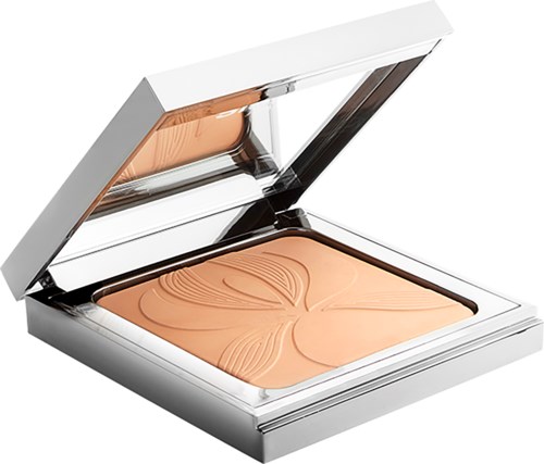 Een compacts met een open spiegel, met beige pressed poeder met bloemmotief.