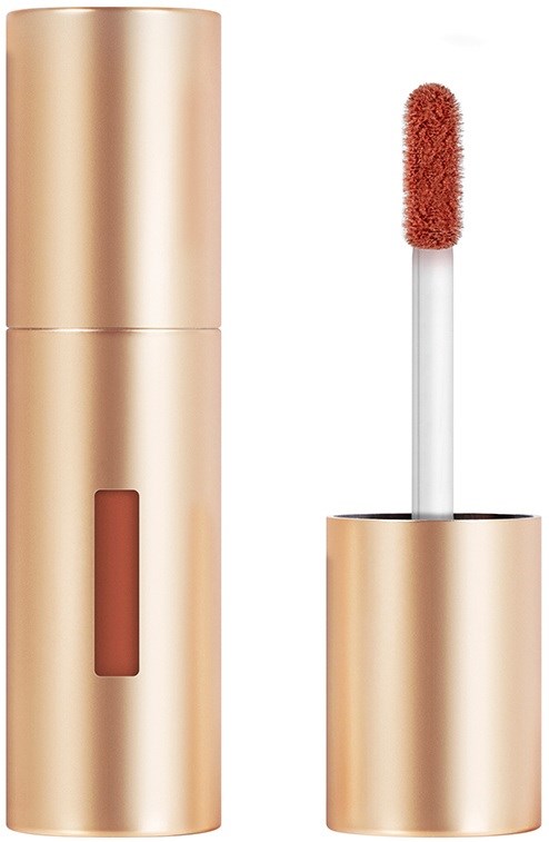 Een goudkleurige vloeibare lippenstiftverpakking met een bijpassende applicator. De applicator heeft een zachte, ronde tip.