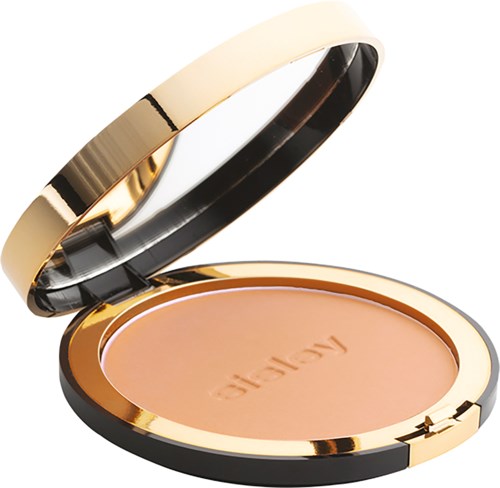 Een compact met beige poeder, goud en zwart ontwerp, open deksel met het geperste poeder zichtbaar.