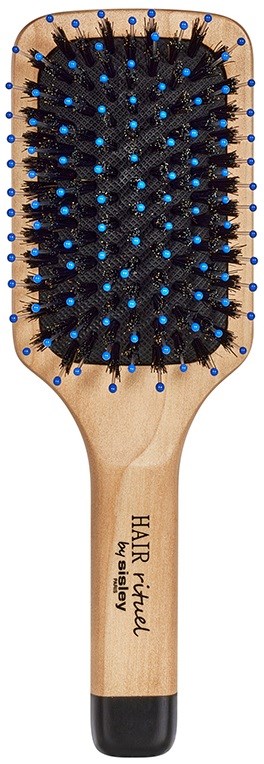 Een houten haarborstel met zwarte en blauwe borstels en een zwarte handvat.