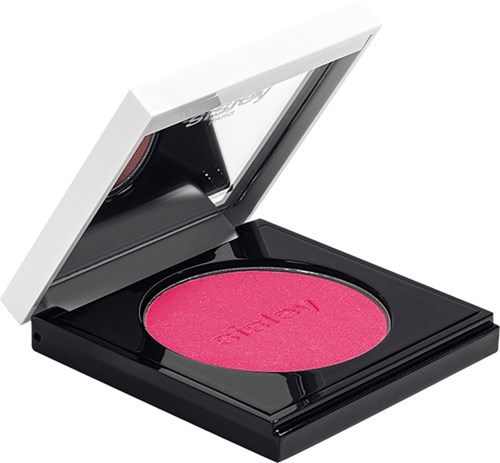 En svart og hvit kompakt med rosa blush og et speil inni.