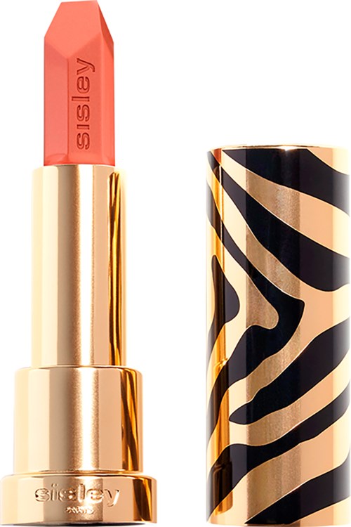 Ein Lippenstift mit goldenem Gehäuse und zebra-musterndem Deckel. Der Lippenstift ist pink mit dem Wort 'sisky'.