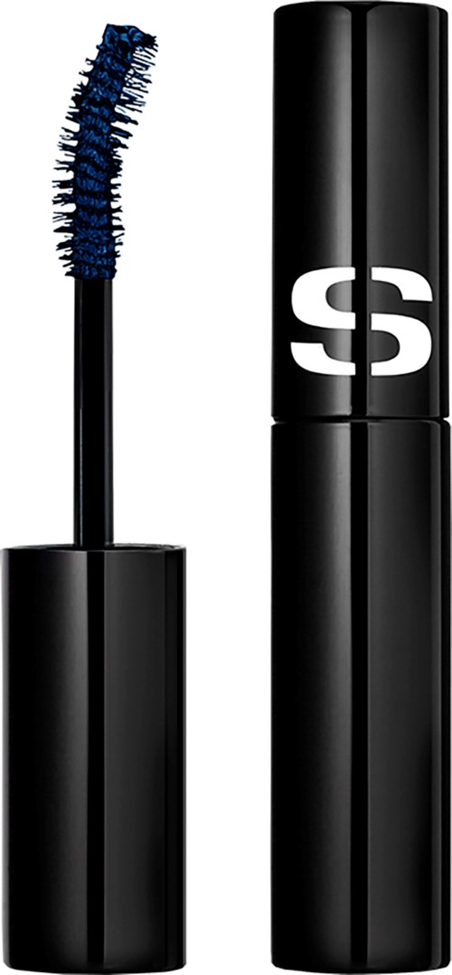 Een zwarte mascara-flacon zonder dop, met de gekromde borstel met blauwe mascara.