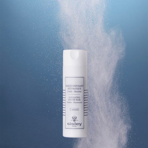 Een witte fles met een label, die een wolk van poeder of mist uitstoot, tegen een blauwe achtergrond.