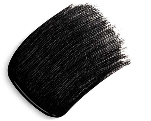 Ett tjockt, svart makeup-bleck på vit bakgrund, visar textur och borstdetaljer.