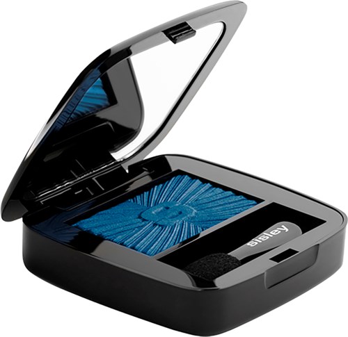 Een compact zwart koffer met spiegel, met blauwe oogschaduw en een kleine applicator.