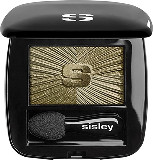 Eine kompakte Lidschattenpalette mit einem goldenen 'S'-Logo, einem Schwammapplikator und schwarzem Gehäuse.