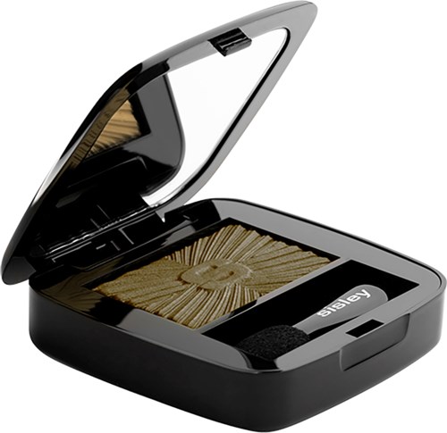 Ein kleiner schwarzer Makeup-Deckel mit Spiegel, brauner Lidschatten und Applikator. Das Deckel ist geöffnet.