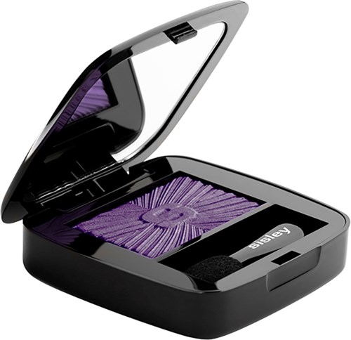 Een kleine zwarte make-up case open, met paarse oogschaduw en een spiegel erin.