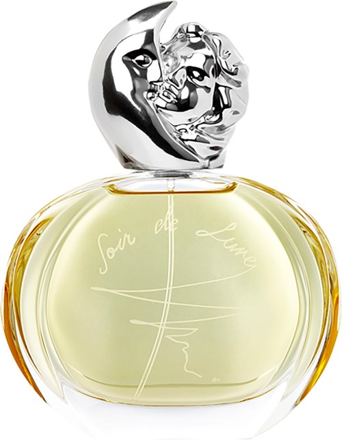 Een parfumfles met een zilveren artistiek deksel en een lichtgele vloeistof inside. De fles heeft elegante, gebogen vormen.