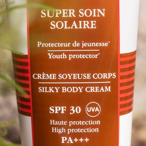 En solkrämstub med röd och vit design, märkt för ungdomsskydd, SPF 30, hög UVA-skydd, och PA+++.
