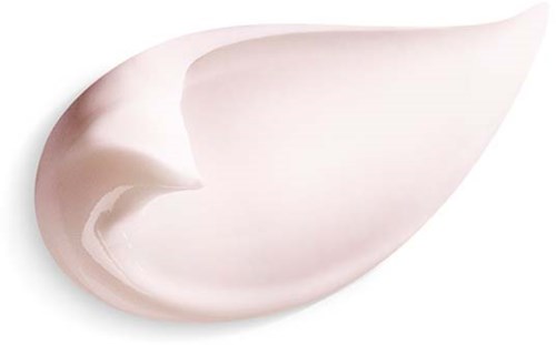 Een kleine hoeveelheid witte crème op een witte achtergrond, in een gebogen vorm met een glanzend oppervlak.