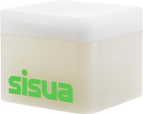 Een witte, kubusvormige container voor cosmetica of huidverzorging met een groen logo dat 'sisu' zegt.