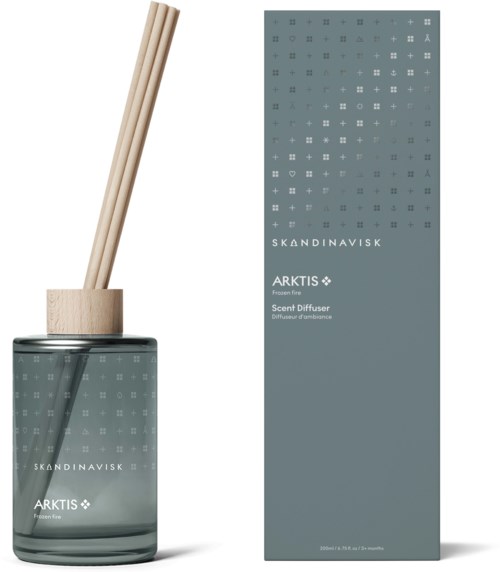 Eine graue Diffusorflasche mit Stäbchen darin und eine passende hohe Schachtel mit skandinavischem Design.