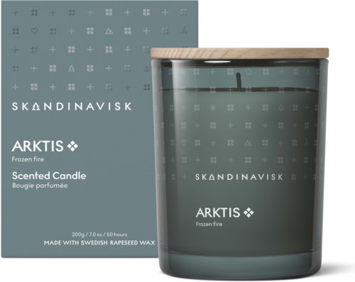 Ein Duftkerze in einem Glas mit Holzdeckel, beschriftet "SKANDINAVISK ARKTIS Frozen fire."