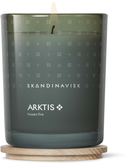 Eine Kerze in grünem Glas mit 'ARKTIS'-Aufdruck und 'Frozen fire', auf einer Holzunterlage.