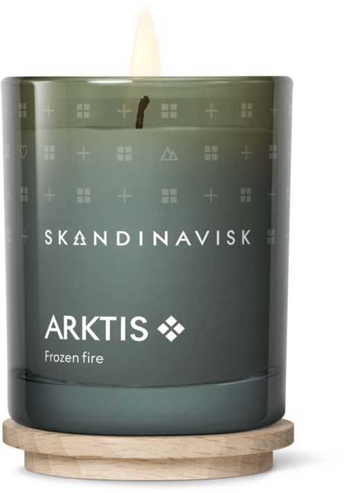 Eine dunkelgrüne Kerze mit skandinavischem Design, mit der Aufschrift 'ARKTIS,' auf einer Holzbasis, mit einem Docht und geometrischen Mustern.