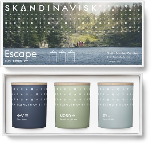 Schachtel mit drei Duftkerzen namens Escape, Hav, Fjord und OY, mit einfachen Labels und verschiedenen Farben.