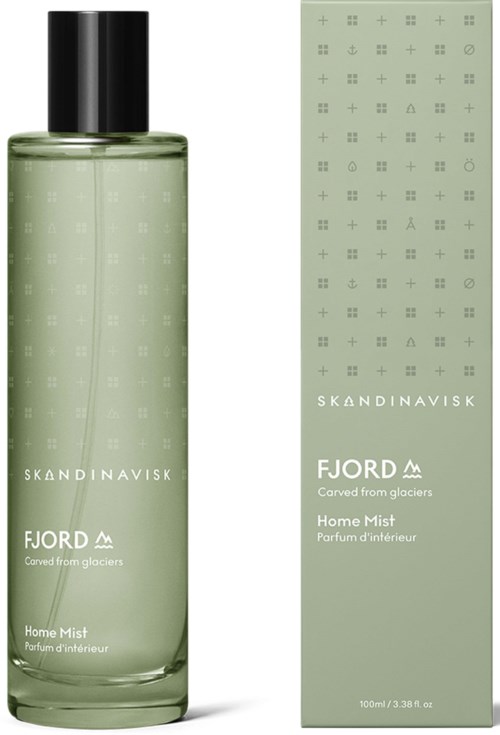 Eine grüne Flasche und Box mit skandinavischem Design, beschriftet 'FJORD' und 'Home Mist', enthält Parfüm oder Spray.