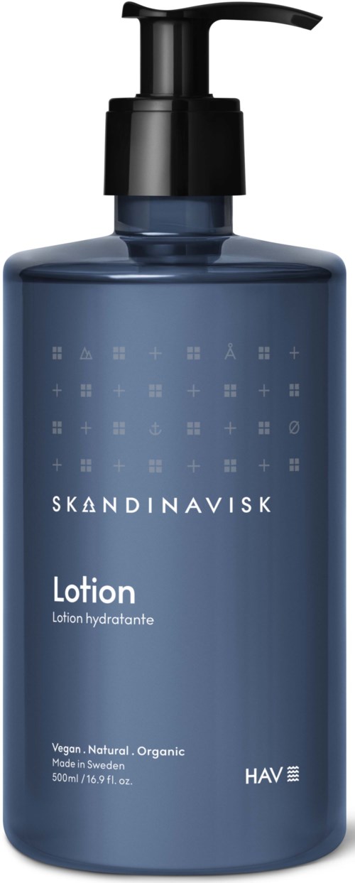 Eine dunkle blaue Lotionflasche mit schwarzem Pumpkopf, beschriftet 'Skandinavisk Lotion' und Angabe, dass sie vegan und biologisch ist.