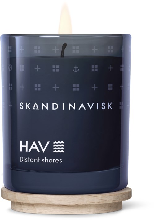 En mörkblå ljuslykta med en träbas, märkt 'SKÅDNAVISK' och 'HAV Distant shores,' dekorerad med nautiska symboler.
