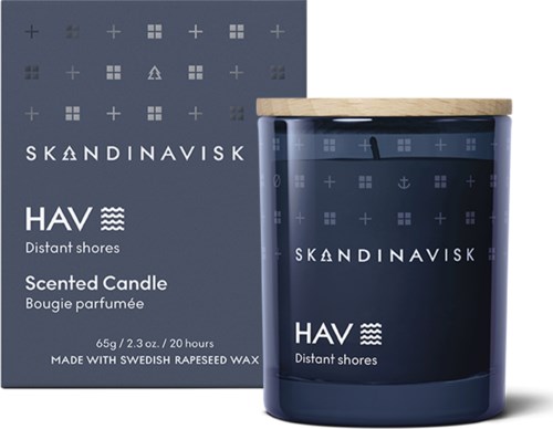 Skandinavisk doftljus i en blå burk med minimalistiska skandinaviska symboler och naturlig trälock.