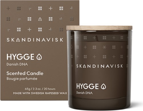 Ein Duftkerze namens HYGG mit Verpackung mit skandinavischen Symbolen und Text über dänische DNA und schwedisches Wachs.