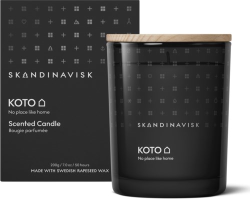 Eine schwarze Kerze mit Holzdeckel, Verpackung sagt Skandinavisk Koto, hergestellt mit schwedischem Rapswachs.