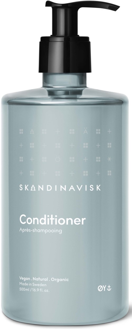 En lys grå flaske med en svart pumpe merket 'Skandinavisk Conditioner' for hår, med symboler og tekst om ingredienser.