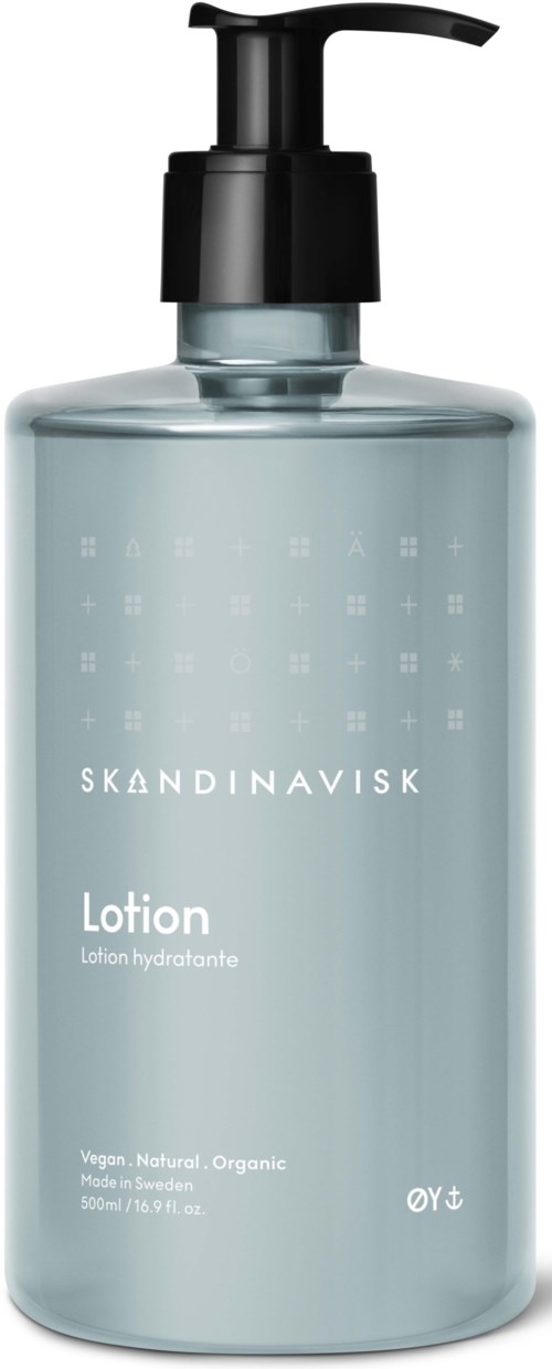 Eine hellblaue Pumpflasche mit der Aufschrift Skandinavisk Lotion, enthält Feuchtigkeitslotion. Die Flasche ist weich und stilvoll mit einer schwarzen Pumpe.