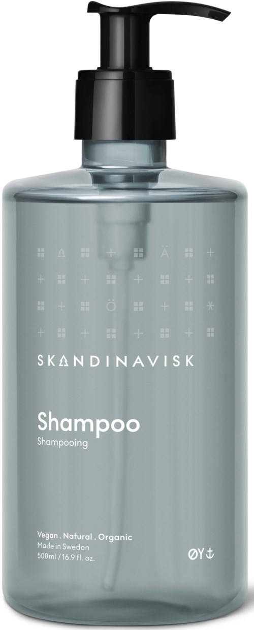 En klar grå sjamposflaske med svart pumpe, merket 'Skandinavisk Shampoo,' og nevner økologiske og veganske ingredienser.