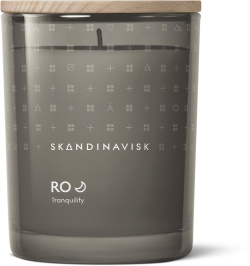 Eine durchsichtige Kerzenhalter mit dem Skandinavisk-Logo und dem Wort 'Tranquility'.