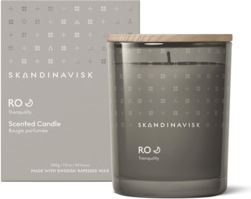 Ein Duftkerze in einem grauen Glas mit Holzdeckel, neben der Verpackung. Gewicht 200 g, hergestellt mit schwedischem Rapserzeug.