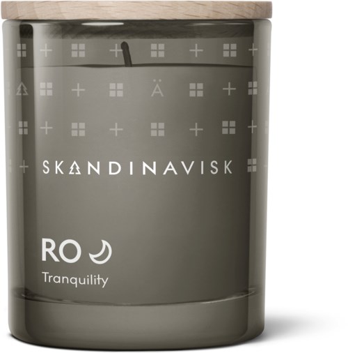 Ein Duftkerze mit den Texten 'SKANDINAVISK' und 'RO Tranquility' auf einer grauen Oberfläche.