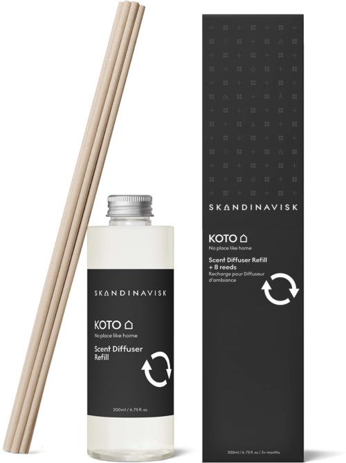 Ett doftillskott med svart förpackning, glasflaska och bambustavar för doft. Skandinavisk design.