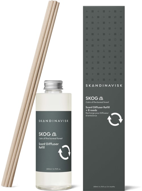 Ein Duftspray-Nachfüllflasche mit Holzstäbchen und grazer Verpackung. Die Marke ist Skandinavisk, genannt Skog.
