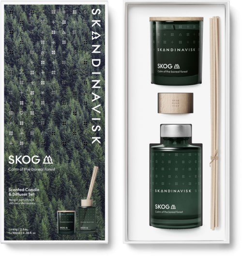 Ein Duftkerzen- und Diffuser-Set in einer Schachtel mit Waldmotiv, inklusive Kerze, Diffusorflasche, Holzdeckel und Stäbchen.