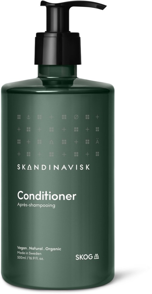 Ein dunkelgrüne Conditioner-Flasche mit schwarzem Pumphals, beschriftet 'Skandinavisk' und 'Conditioner' mit weiteren Texten zu natürlichen Inhaltsstoffen.