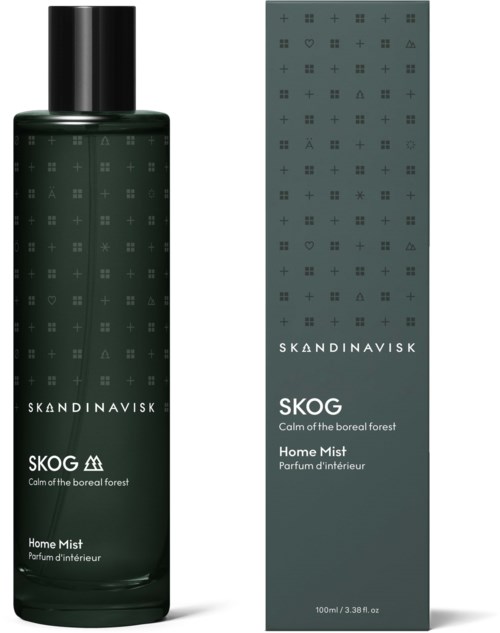 Eine dunkle grüne Flasche und Schachtel mit kleinen Symbolen, etikettiert Skandinavisk Skog, ein Raumspray mit Waldgeruch.