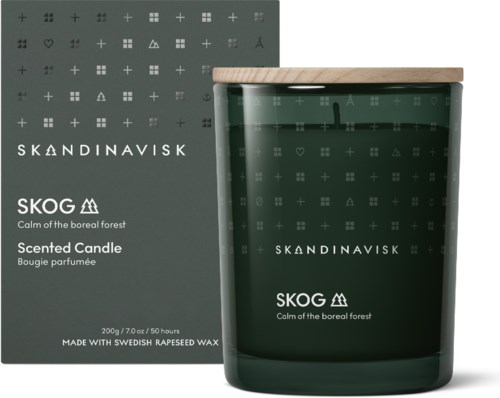 Eine grüne Duftkerze in einem Glas mit Holzdeckel, Verpackung im skandinavischen Design und Waldthema.