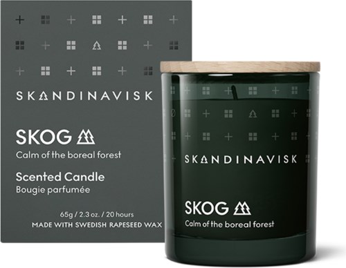 Ein dunkelgrüner Duftkerze mit Holzdeckel, Verpackung zeigt skandinavisches Design, Tannenbaum-Logo und schwedisches Wachs.