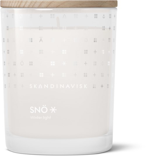 Eine weiße Kerze in einem Glas mit skandinavischem Design und der Aufschrift 'SNÖ' und 'Winter Light'.