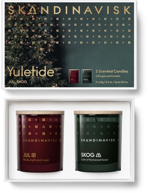 Eine Schachtel mit zwei Duftkerzen, rot und grün, mit skandinavischem Design und Namen, Weihnachtsdekoration.