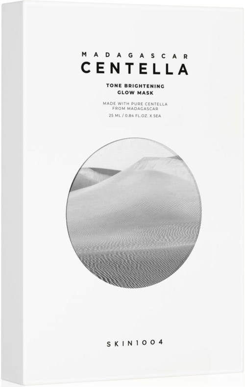 Een witte doos met tekst over Madagascar Centella glow masker en een afbeelding van zandduinen in een ovaal.