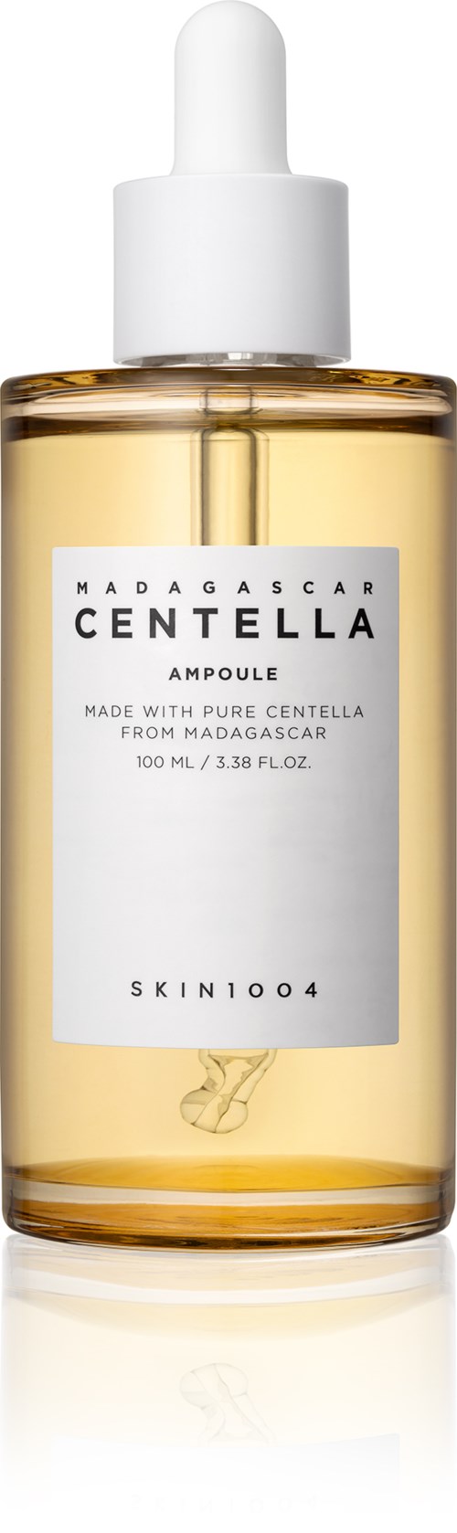 Eine klare Flasche mit weißem Tropfverschluss, enthält hellgelbe Flüssigkeit, beschriftet Madagascar Centella Ampoule für Hautpflege.